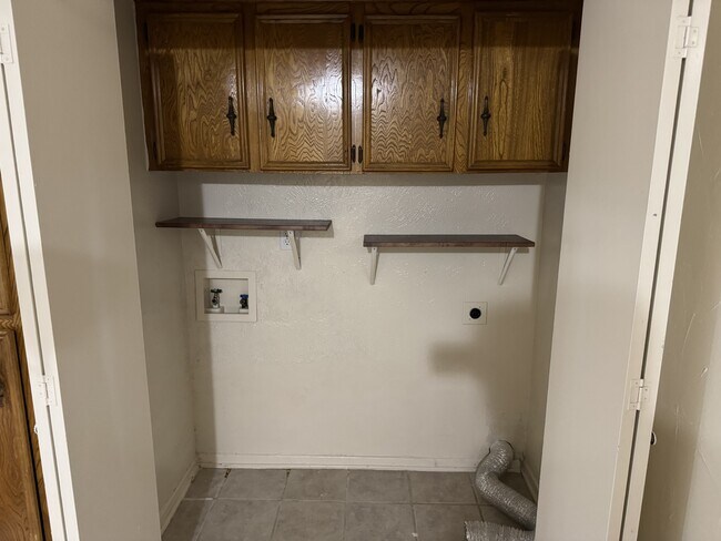 Building Photo - 905 Bluebird Dr