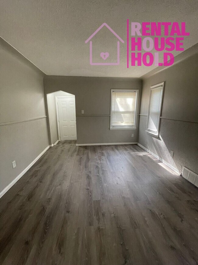 Building Photo - NEW LISTING | 2 BEDS 1 BATH | BASEMENT | G...