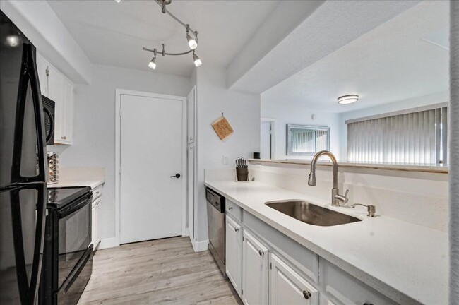 Building Photo - 555 E Silverado Ranch Blvd