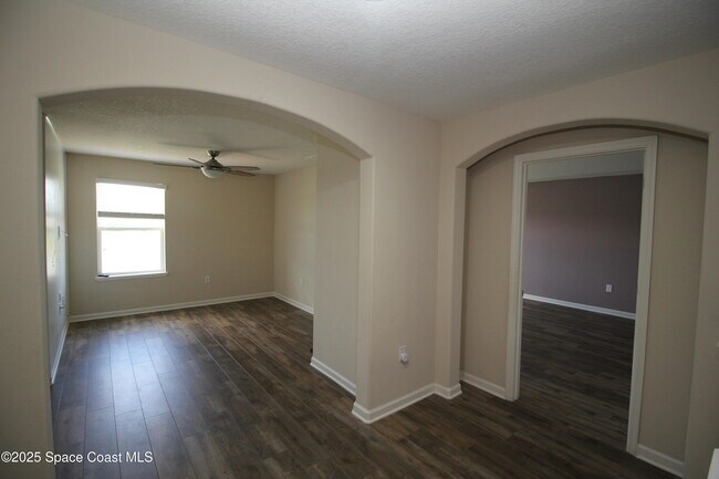 Building Photo - 824 Musgrass Cir