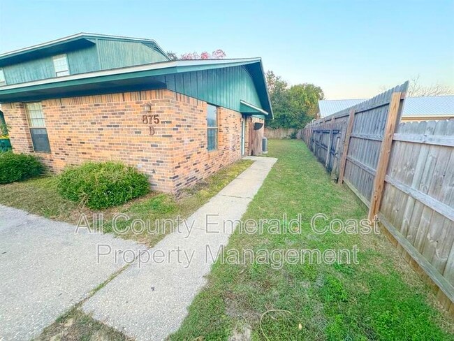 Building Photo - 875 Fairview Dr