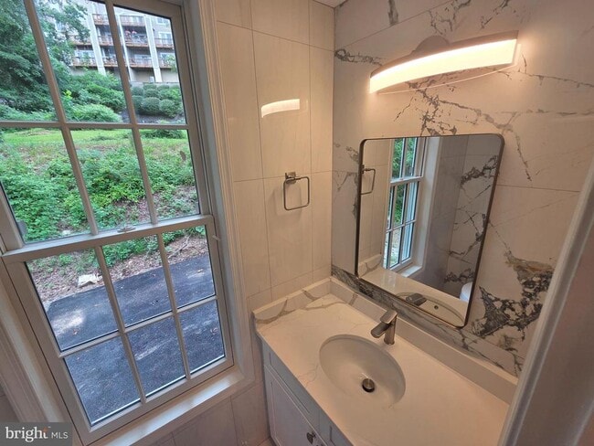 Building Photo - 402 McKenzie Dr