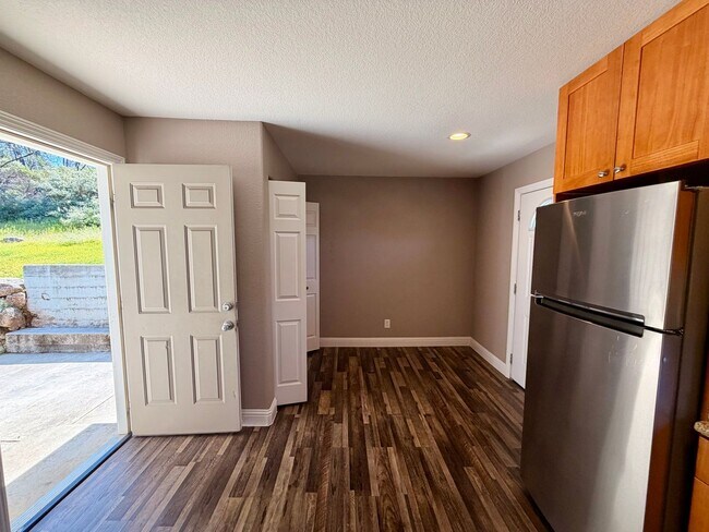 Building Photo - Updated 2 Bedroom 1 Bathroom in Grass Valley