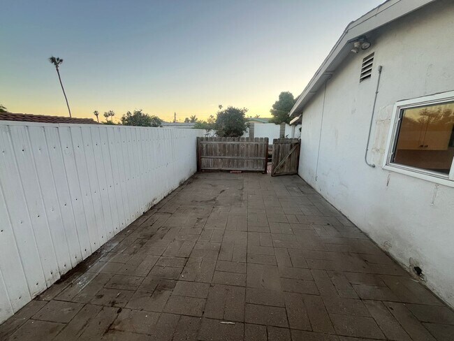 Building Photo - Remodeled 3 Bed / 2 Bath Single-Family Home | Garage, Big yard