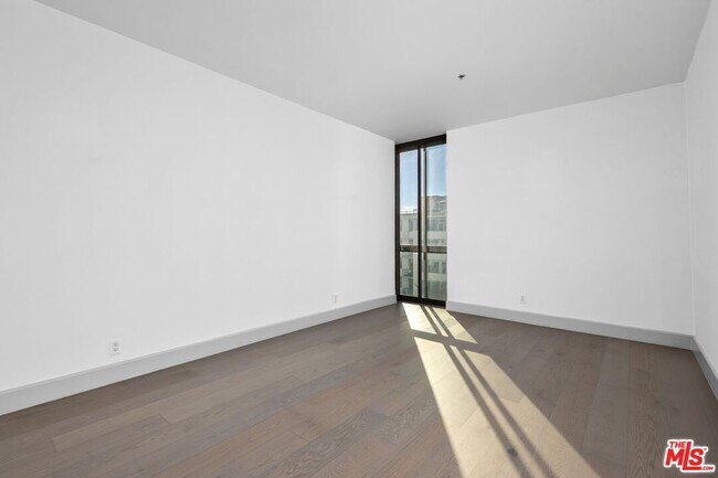 Building Photo - 10660 Wilshire Blvd