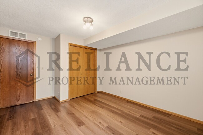 Building Photo - 516 N Lakeside Dr