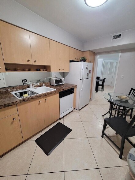Building Photo - 9195 Collins Ave