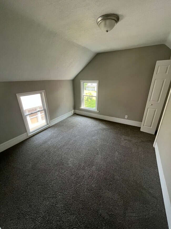 Building Photo - COMPLETELY REMODELED 3 BEDROOM SINGLE FAMI...