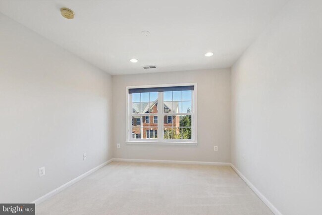 Building Photo - 47581 Royal Burnham Terrace