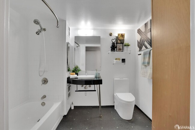 Building Photo - 461 2nd St