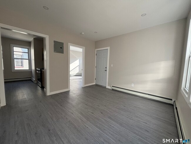 Building Photo - 86 Waldorf Ave