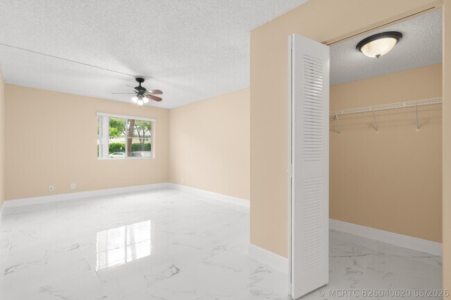 Building Photo - 9855 Westview Dr