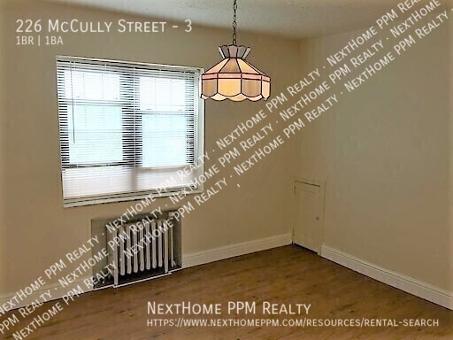 Building Photo - 226 McCully St