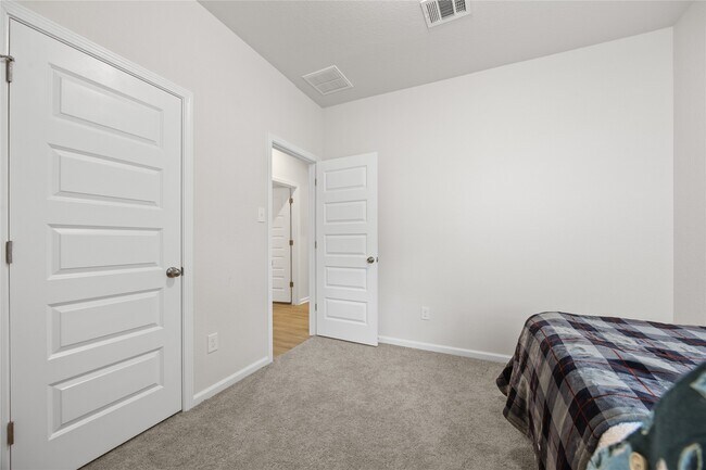 Building Photo - 10216 Badger Run Ln