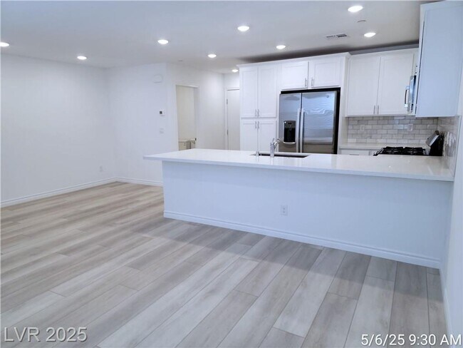 Building Photo - BRAND NEW 3 BED, 2.5 BATH TOWNHOME IN NW L...