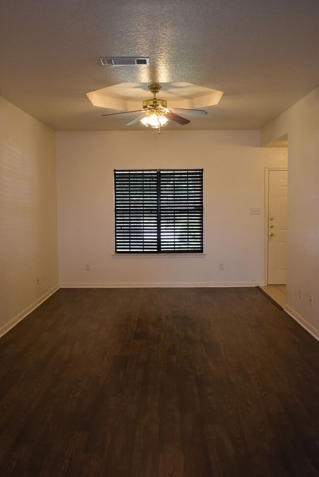 Building Photo - 910 Rebecca Ln