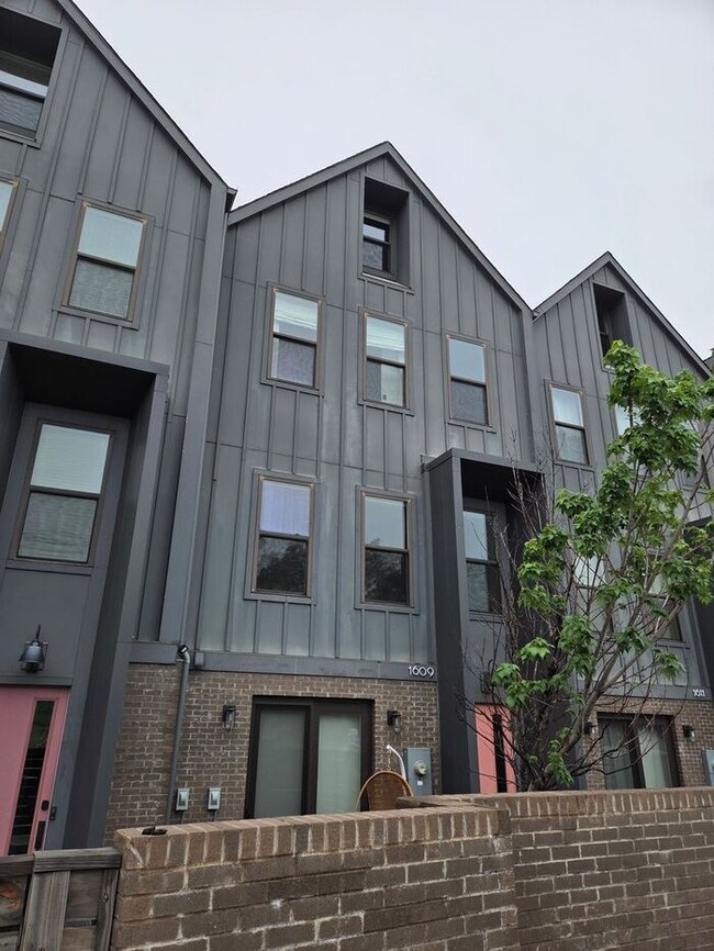 Building Photo - 3 Bedroom Modern Luxury Living in the Heart of Villa Heights