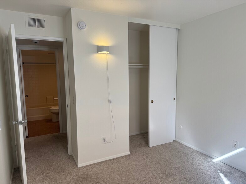 2nd bedroom, hallway bathroom, closet - 9408 Twin Trails Dr