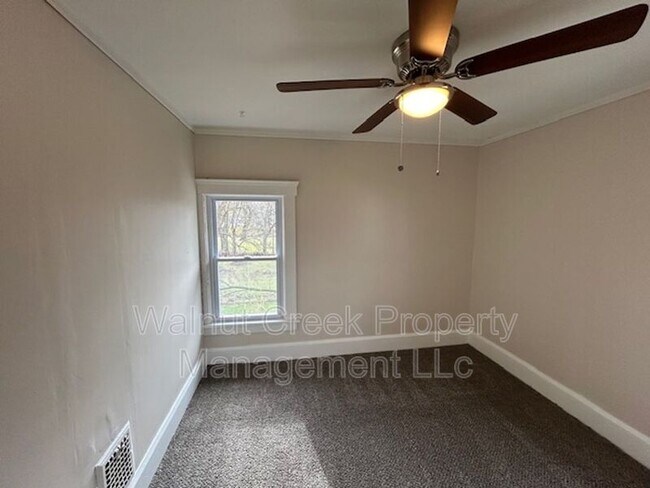 Building Photo - 100 Rush St