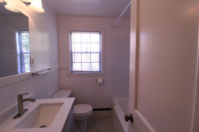 Building Photo - February FREE On This 2 Bedroom 1 Bath Duplex In The Waldo Area