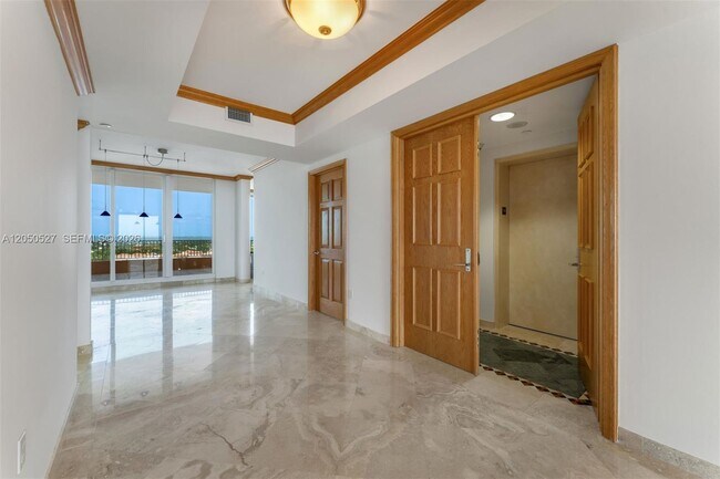 Building Photo - 785 Crandon Blvd