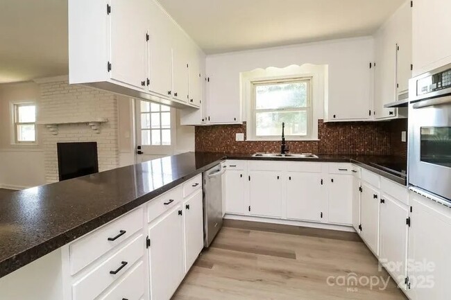 Building Photo - 2366 Old Field Rd