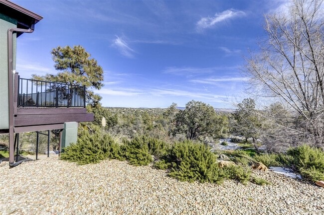 Building Photo - Newly Remodeled 2 Bed, 1 Bath + a Den  Home at The Base of Thumb Butte!