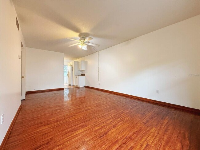 Building Photo - 825 N Primrose Dr