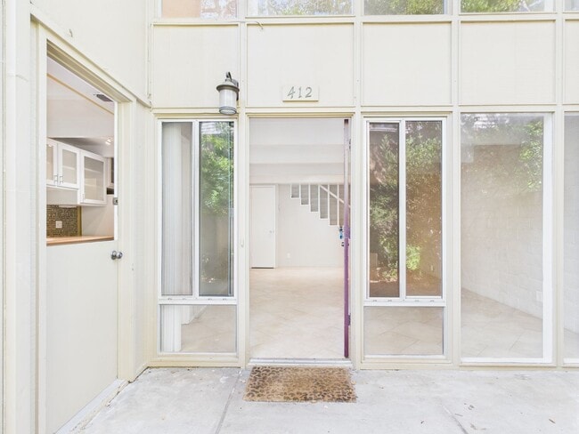 Primary Photo - Spacious 2 bedroom condo available in Nort...