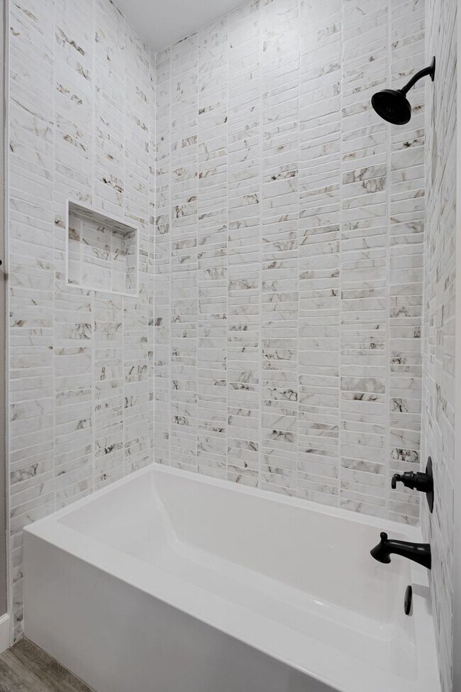 Building Photo - 405 Waggoner Ln