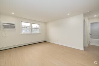 Building Photo - 921 Tyson Ave