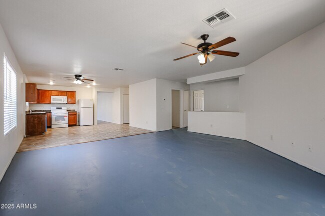 Building Photo - 5919 W Trumbull Rd