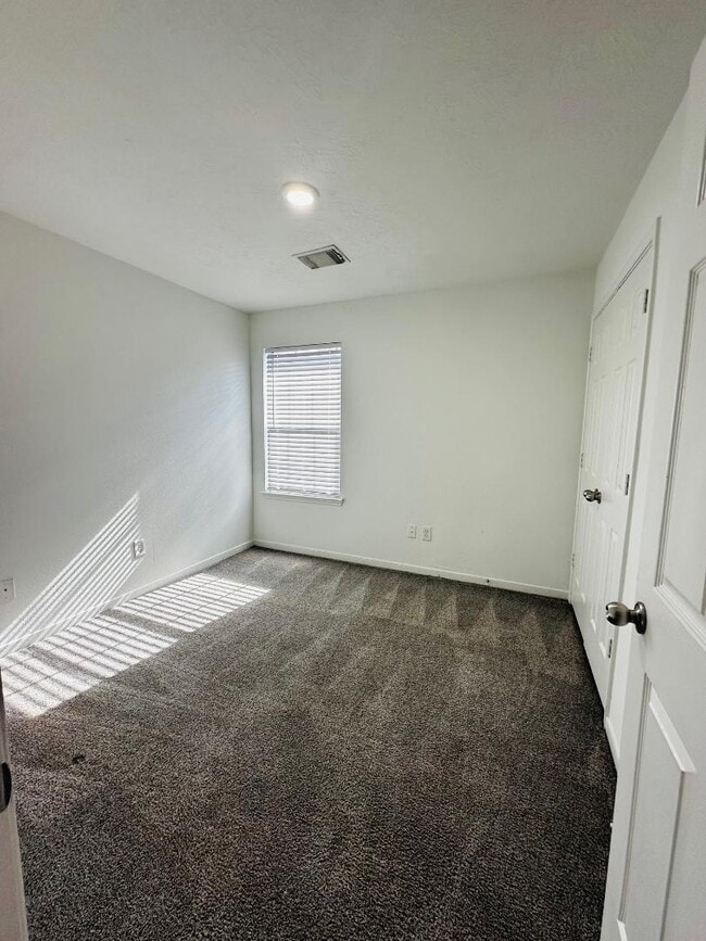 Building Photo - 6946 Paris St