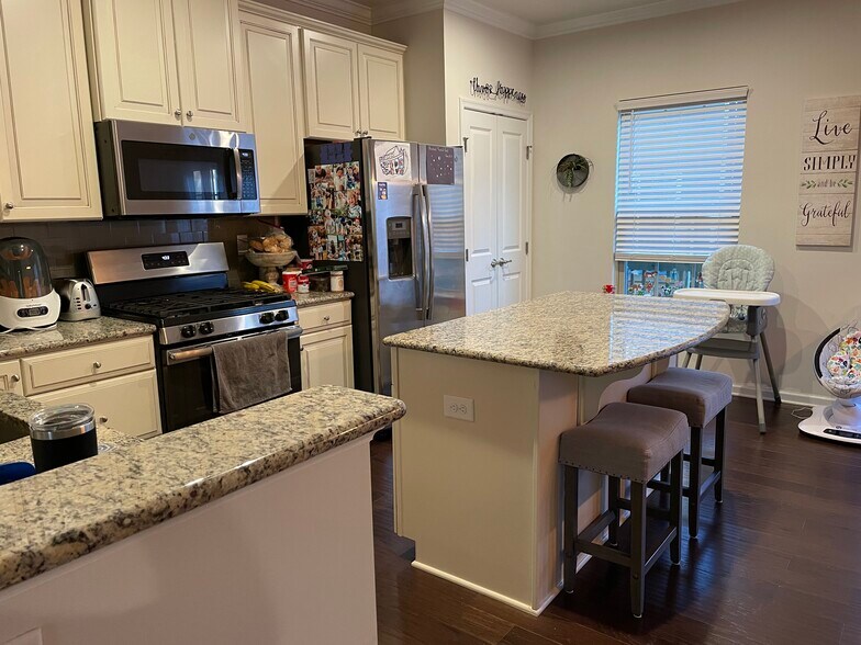 Building Photo - 1228 Queen Lyon Ct