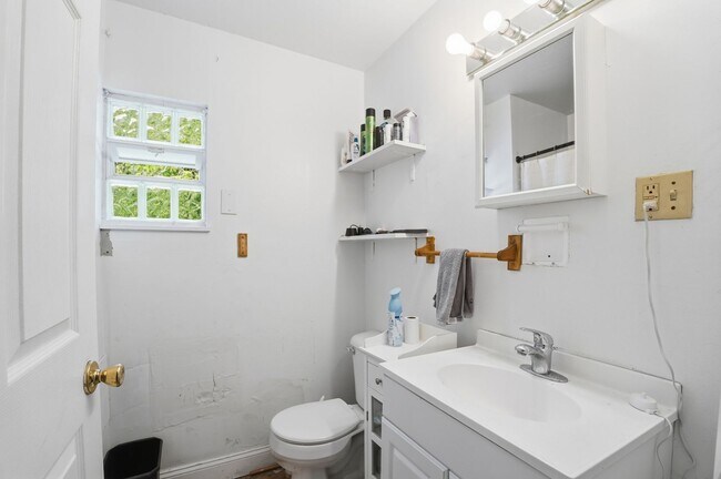 Building Photo - 5 Bedroom Clifton House Available Next to UC Campus