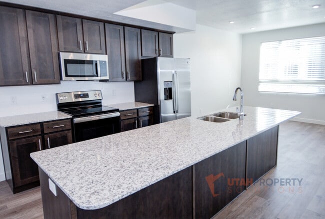 Building Photo - 1057 W 400 S