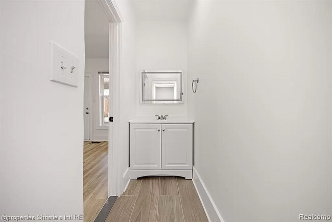 Luxuriously refinished 1.5 bathrooms - 1975 Gladstone St