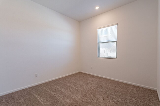 Building Photo - 12442 N Appling Ave