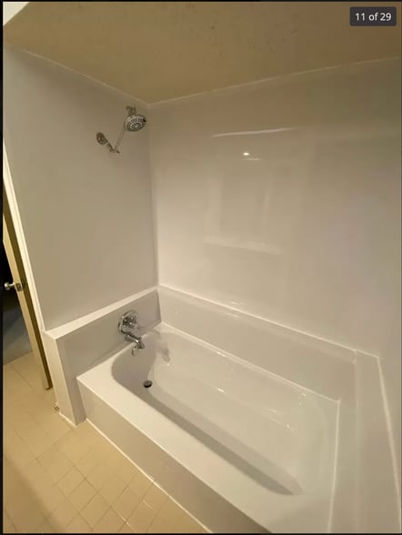 Secondary Bathroom - 3809 Spicewood Springs Rd