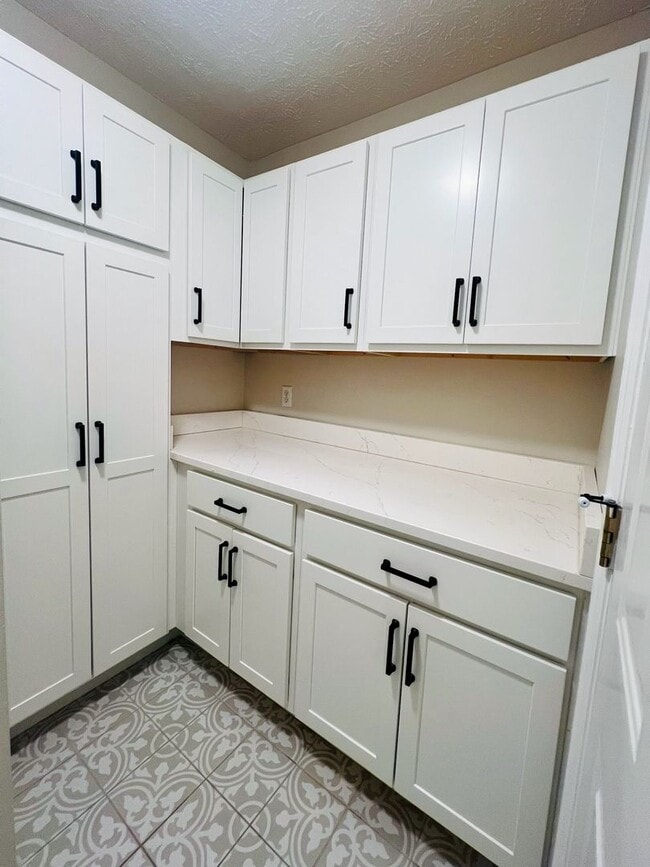 Building Photo - Beautiful 4 Bedroom Home in a Cul-De-Sac