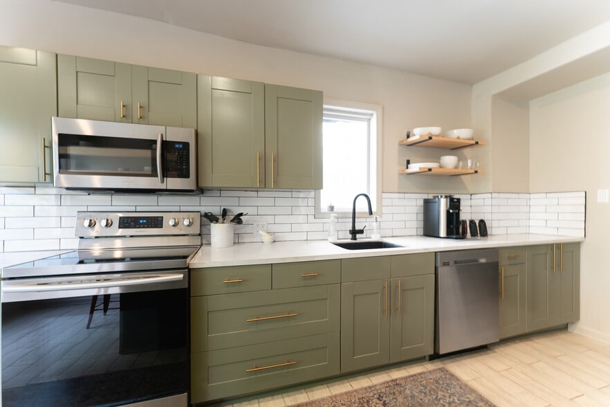 Kitchen - 411 W Cuthbert Blvd