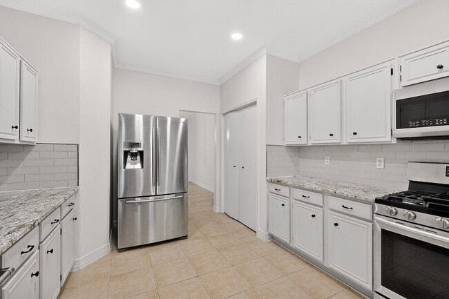Building Photo - 817 Edmonton Dr