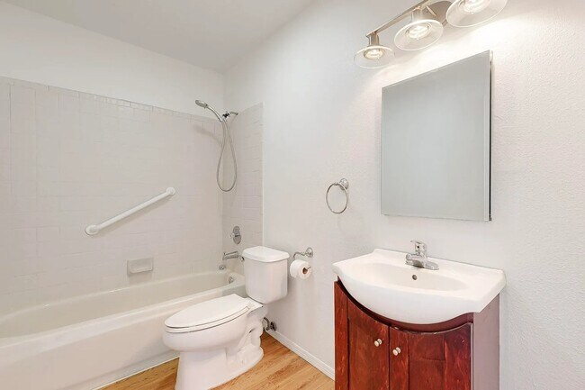 Building Photo - 699 Lakeview Cir SE
