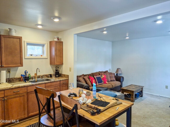 Building Photo - 524 Maple Ave