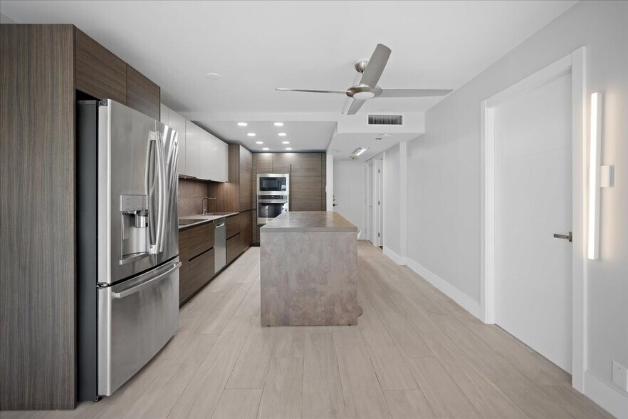Building Photo - 1865 Brickell Ave