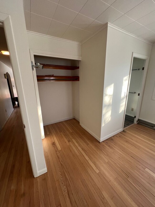 Building Photo - Spacious 3 Bedroom Home Available Septembe...