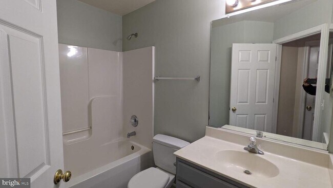 Building Photo - 829 Gallows Ct