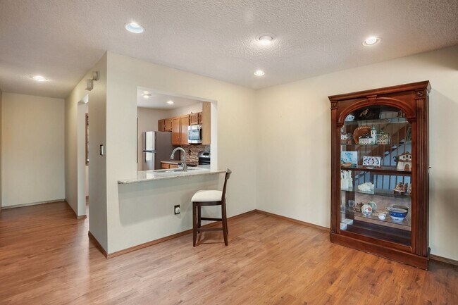 Building Photo - Beautiful Unit on Greenway for rent!