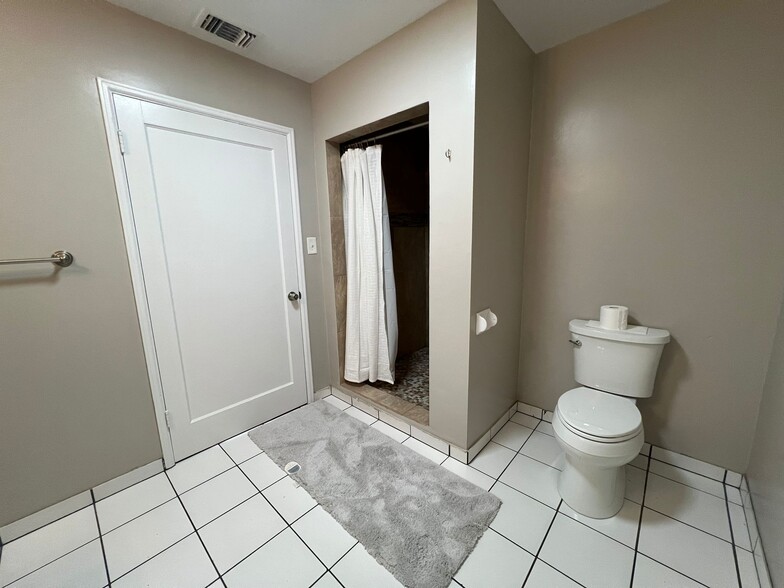 Building Photo - 4015 Calavo Dr