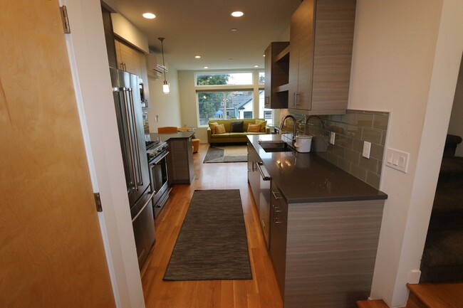 Building Photo - Ballard Townhome, 2 bed/2.5 bath, Roof Top...